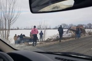 O şoferiţă s-a răsturnat pe drumul dintre Braşov şi Tărlungeni