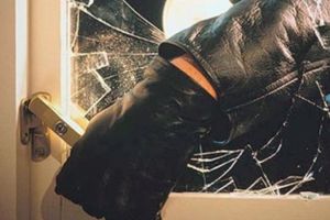 Un hoţ din Baia Mare a intrat peste o sătmăreancă în casă şi a lăsat-o fără bani