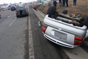FOTO Un tânăr s-a răsturnat cu maşina în şanţ în urma unui accident pe DN1