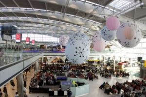 ALERTĂ în showbiz! Vedetă suspectă de TERORISM a produs PANICĂ în aeroport: „Am o BOMBĂ în bagaje”