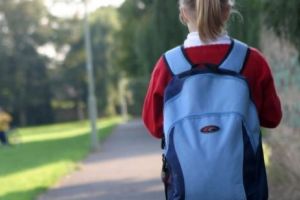 „Epidemie” în Marea Britanie: Un adolescent pe zi se declară transgender. Pentru Theresa May NU este o problemă