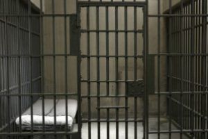 Un an de inchisoare pentru un prezentator TV care a intervievat un homosexual
