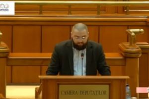 Nu, nu e o imagine din Parlamentul Afghan! E Dan Radulescu, fiert pe moda, in Parlamentul Romaniei