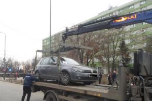 Poliţia Locală a pus tunurile pe şoferii care parchează lângă spitale şi blochează ambulanţele