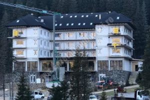 Investiţie imobiliară importantă în masivul Bucegi deblocată în instanţă de către avocaţii de la ,,S.C.P.A. Gabriel Cioacă & Asociaţii”