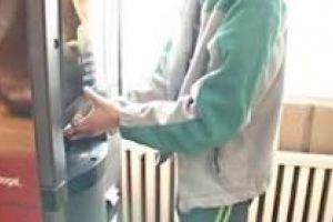 Un tânăr fugit dintr-un centru de plasament din Râmnicu Vâlcea, prins de poliţişti în timp ce încerca să spargă un automat de cafea
