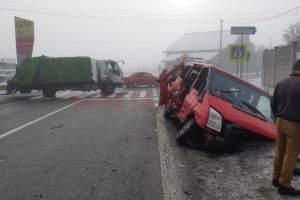 Accident cu două victime în comuna Milcoiu. Un microbuz cu pasageri s-a ciocnit cu o autoutilitară de gunoi