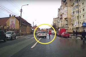 VIDEO – Accident evitat în ultima clipă la Sibiu. Pieton la un pas de moarte