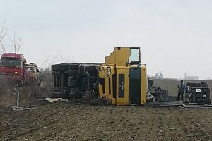 Circulaţie îngreunată între Grabaţ şi Gottlob, după ce un autotren s-a răsturnat în câmp