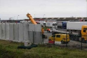 Aşa ceva nu aţi mai auzit! Franţa construieşte un ZID după modelul Trump, dar NU vă imaginaţi  pentru ce. VIDEO în articol
