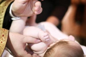 HALUCINANT! Ce s-a descoperit în gura bebeluşului mort la propriul botez! :'( Ce s-a întâmplat cu preotul care a încercat să-l salveze