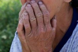 Bătrână agresată de ginere