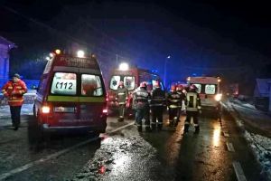 Accident grav de microbuz: Șoferul a murit şi 12 pasageri au fost transportaţi la spital