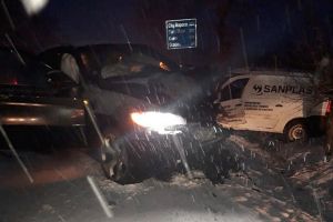Accident mortal pe DN 79, la ieşirea din Salonta: Un BMW s-a izbit frontal cu o autoutilitară Dacia (FOTO)