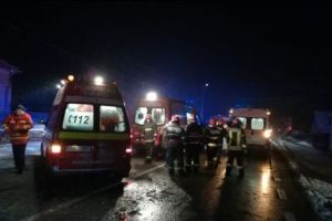 Accident la Lipova: un microbuz cu 11 pasageri LOVIT de un TIR. Sunt victime umane I FOTO