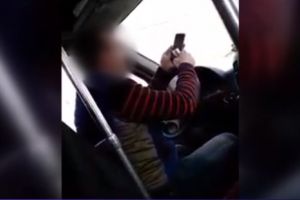 VIDEO Șofer inconştient – filmat conducând cu mâinile pe telefon şi nu pe volan