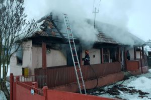 Incendiu la o casă din Sâniacob