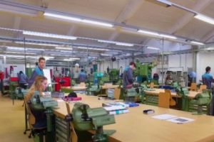 Firmele se pregătesc pentru un val de concedieri. Cei mai afectaţi vor fi muncitorii necalificaţi