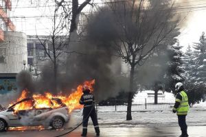 O maşină a luat foc pe Bd. Decebal din Bistriţa (FOTO-VIDEO)