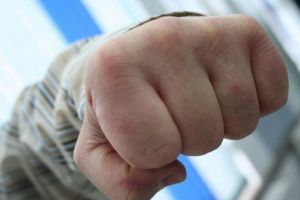 Atacatorul poliţistului local din Odorheiu Secuiesc va fi cercetat în stare de libertate