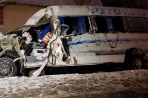 Un mort şi 12 răniţi la Lipova în urma unui accident în care a fost implicat un microbuz şi un camion