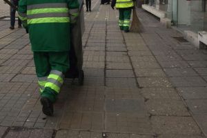 Deţinuţii, scoşi la măturat străzi. Primăria semnează al doilea contract cu Horticultura