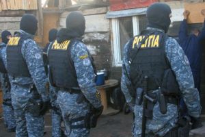 Razie în două localităţi. Zeci de romi amprentaţi de Poliţie