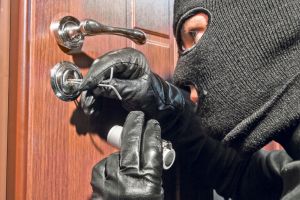 Un bărbat din Corund a dat iama în electrocasnicele unui consătean