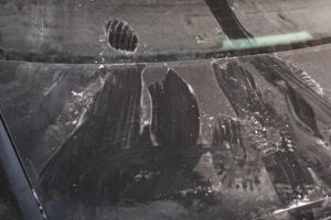Trei maşini vandalizate în Târgu-Jiu! Făptaşul, filmat de o cameră de supraveghere, sare cu picioarele pe un autoturism şi îşi pierde telefonul la locul faptei!