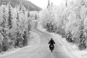 În trafic: Adolescent fără permis, cu o motocicletă neînmatriculată şi cu poliţiştii pe urmele sale