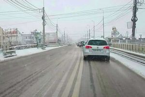 Accident la ieşire din Miceşti: O tânără şoferiţă nu a adaptat viteza şi a ieşit de pe şosea