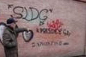 Elevii scriu pe zidul şcolii : ''Directorul e gay''. Răspunsul a venit: „Să rămână acolo mesajul lor ca semn al locului unde s-a împiedicat inteligenţa umană”
