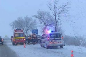 Concluziile poliţiştilor la accidentul mortal de pe DN 79: BMW-ul, cu anvelope de vară, a derapat