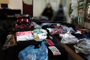 Politistii locali din Constanta au sanctionat o femeie care vindea diverse lucruri in spatele Oficiului Postal din Tomis Nord