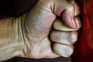 Un poliţist local a fost BĂTUT măr de un om de afaceri din Odorheiu Secuiesc 