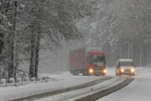 Cod galben de viscol şi ninsori în sudul Sibiului şi pe Valea Oltului – Ninsorile se intensifică
