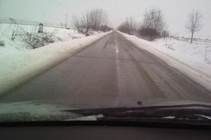 Circulaţie în condiţii de iarnă pe drumurile din Timiş. Se intervine cu utilajele de deszăpezire