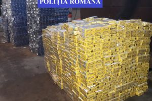 FOTO. Dosar penal pentru un cetăţean ucrainean. Bărbatul conducea o maşină burduşită cu ţigări