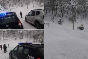 UPDATE FOTO, VIDEO: Trafic rutier întreruptpe DN75, în localitatea Vârtop, din cauza zăpezii căzute pe carosabil. S-a reuşit deblocarea unei benzi, se circulă dirijat