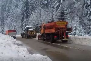 Drumarii au intervenit cu autofreza pe DN 17 C, cu autogrederul pe DN 17 D