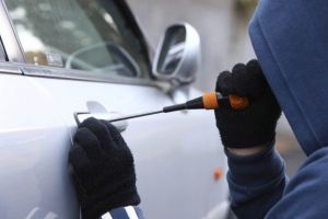 Tânăr de 18 ani prins de poliţie după ce a spart două autoturisme parcate, la Timişoara