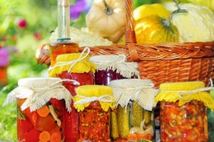 Pregăteşte-ţi cămara pentru sezonul rece! Secretul unei vieţi sănătoase se află în borcanele cu fructe, legume şi zarzavaturi