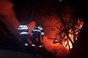 FOTO, VIDEO: Incendiu puternic la o casă din Lancrăm. Pompierii intervin cu cinci autospeciale. UPDATE: Acoperişul şi două anexe, cuprinse de flăcări