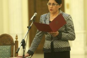 Cum vrea Ecaterina Andronescu să elimine DECALAJELE dintre ELEVI. Măsuri ca în Franţa în legea Educaţiei
