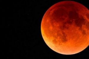 OMENIREA a trecut pe lîngă un mare DEZASTRU.  Luna a fost LOVITĂ de un meteorit în timpul ECLIPSEI