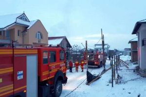 Incendiu la o gospodărie din localitatea Trâmpoiele. Mai mulţi pompieri, mobilizaţi pentru stingerea flăcărilor