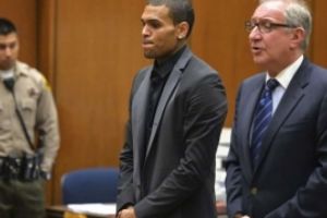 Chris Brown A VIOLAT, alături de bodyguard şi un prieten, o tânără: A fost ARESTAT, la Paris, şi riscă 15 ani de PUȘCĂRIE