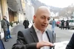 VIDEO Codrin Ștefănescu, întâmpinat de protestatari cu „urări de bine” şi la Braşov
