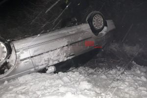 FOTO. Accident în Ciuperceni. Un BMW s-a răsturnat în şanţ