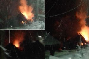 FOTO, VIDEO, UPDATE: Incendiu de la Trâmpoiele, Zlatna, la un adăpost de animale. Pompierii, nevoiţi să meargă doi km pe jos din cauza zonei greu accesibile